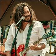 Músico profesional y productor con extensa experiencia en sesiones de estudio y giras internacionales da clases de guitarra y bajo